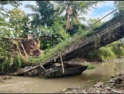 Jembatan Penghubung Dua Desa di Sumedang Ambruk, Siswa Harus Digendong Seberangi Sungai