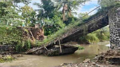 Jembatan Penghubung Dua Desa di Sumedang Ambruk, Siswa Harus Digendong Seberangi Sungai