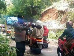 Material Longsor Tutup Ruas Jalan Raya Soreang-Ciwidey, Arus Lalu Lintas Tersendat