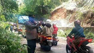 Longsor Tutup Jalan Soreang-Ciwidey