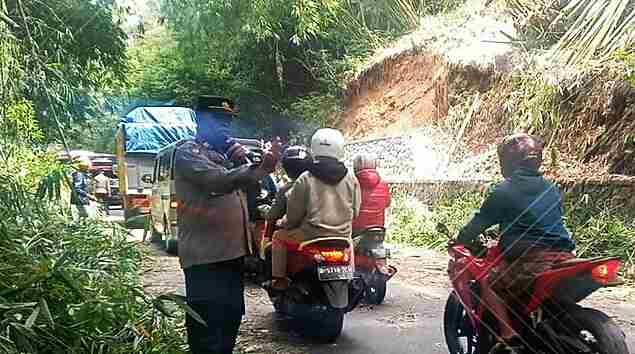 Longsor Tutup Jalan Soreang-Ciwidey