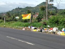 Baru 1 Minggu, TPS Ilegal di Pinggir Jalan Cibogo Sumedang Sudah Penuh Sampah Lagi