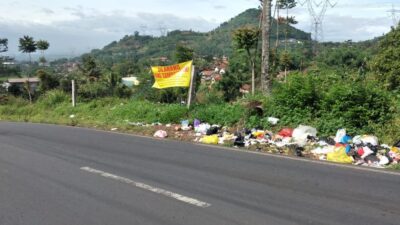 Baru 1 Minggu, TPS Ilegal di Pinggir Jalan Cibogo Sumedang Sudah Penuh Sampah Lagi