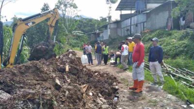 Setelah Lama Menggunung Akhirnya Sampah di Pinggir Sungai Citarik Diangkut