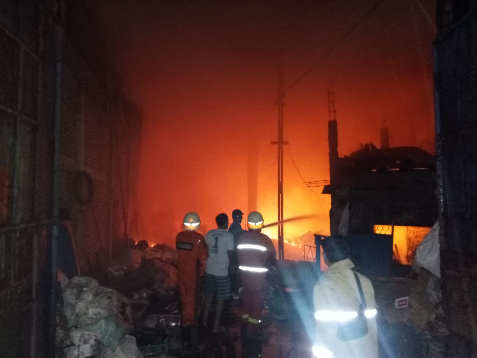 Gudang rongsokan terbakar