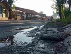Jalan Provinsi Sumedang-Wado Berlubang dan Bergelombang Kerap Telan Korban