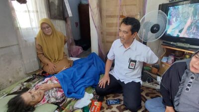 Gercep! Kemensos RI Datangi Nenek yang Tak Pernah Menerima Bantuan di Sumedang