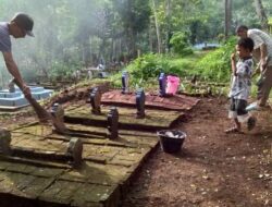 Tak Hanya Ziarah, Beberesih Makam Menjadi Tradisi Menyambut Ramadan