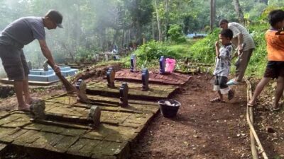 Tak Hanya Ziarah, Beberesih Makam Menjadi Tradisi Menyambut Ramadan