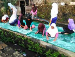 Tak Hanya Mandi di Sungai, Tradisi Mencuci Karpet Masjid Kebiasaan Warga Cimanggung Sumedang Jelang Puasa