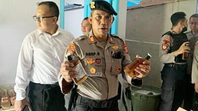 Sambut Ramadan 2023, Polisi Sita Ratusan Botol Miras Merek Terkenal di Bandung