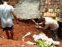 TPT Roboh Timpa Rumah Warga Cisitu Sumedang, Polisi Bantu Gotong Royong Bersama Warga