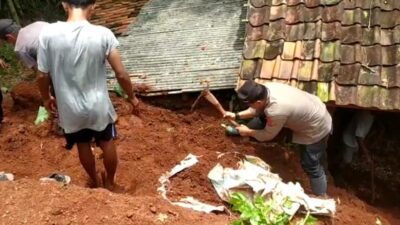 TPT roboh timpa rumah