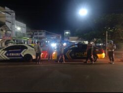 Tak Hanya Patroli, Polisi di Sumedang Juga Bangunkan Warga untuk Sahur