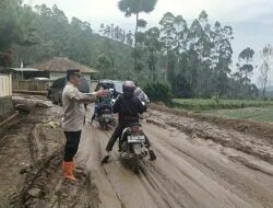 Usai Hujan Deras, Jalan Raya Pasir Munding-Cibeureum Dipenuhi Endapan Lumpur