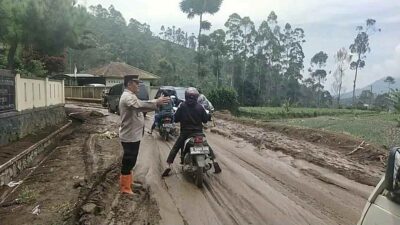 Usai Hujan Deras, Jalan Raya Pasir Munding-Cibeureum Dipenuhi Endapan Lumpur