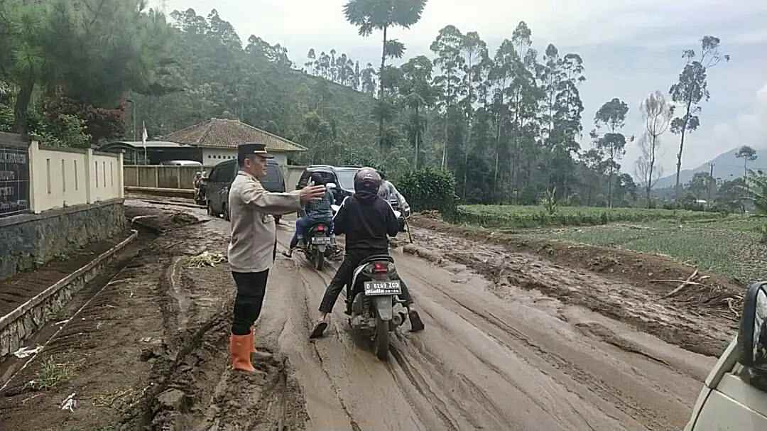 Endapan lumpur di jalan