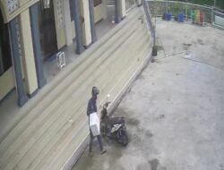 Aksi Nekat Maling Embat Kotak Amal Mesjid di Sumedang Terekam CCTV