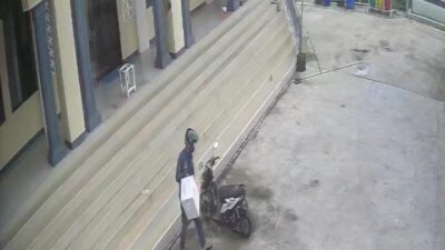 Aksi Nekat Maling Embat Kotak Amal Mesjid di Sumedang Terekam CCTV