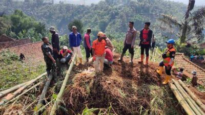 Longsor Rumpun Bambu Timpa 4 Rumah di Sukasari Sumedang, Tim Gabungan Gotong Royong Menangani