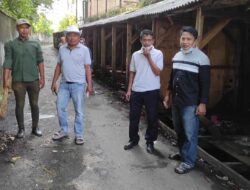Sampah Berserakan di Jalan Tampomas, Akhirnya Dibersihkan Diskop UKMPP Sumedang