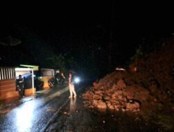 Tembok Penahan Tebing SD di Sumedang Longsor Timpa Badan Jalan Raya Wado – Malangbong