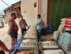 Pastikan Stok Bahan Pokok Jelang Lebaran Aman, Polsek Tanjungsari Cek ke Pasar