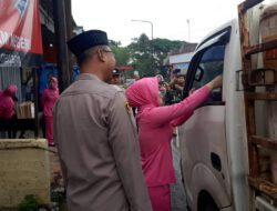 Ramadan Berkah, Polsek Tanjungkerta Sumedang Bagi-bagi Takjil Gratis
