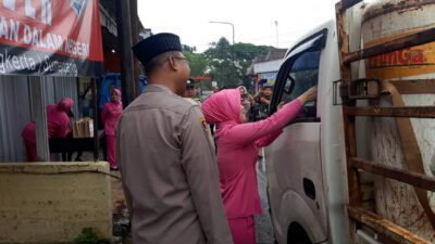 Ramadan Berkah, Polsek Tanjungkerta Sumedang Bagi-bagi Takjil Gratis
