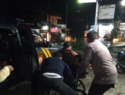 Anggota Polsek Paseh Bantu Antar Warga Sakit Berobat ke RSUD Sumedang