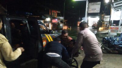 Anggota polisi bantu warga