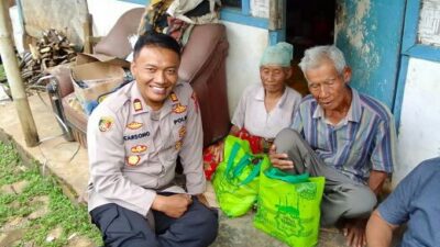 Bantu Warga Kurang Mampu, Polisi Salurkan Puluhan Paket Sembako di Cikancung