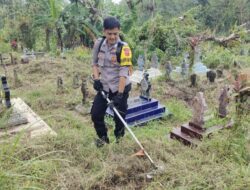 Bulan Ramadan, Bhabinkamtibmas Polsek Conggeang Sumedang Gotong Royong Bersihkan Makam