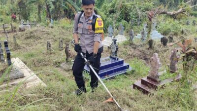 Bulan Ramadan, Bhabinkamtibmas Polsek Conggeang Sumedang Gotong Royong Bersihkan Makam