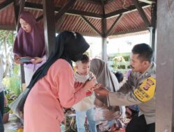 Pastikan Warganya Mendapat Imunisasi Polio, Anggota Polsek Tanjungsari Monitoring Kegiatan PIN