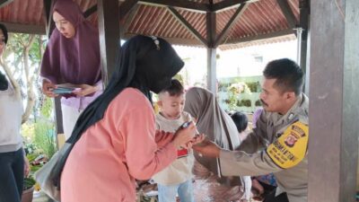 Pastikan Warganya Mendapat Imunisasi Polio, Anggota Polsek Tanjungsari Monitoring Kegiatan PIN