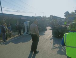 Hindari Tabrakan dengan Kendaraan Lain, Truk Box Banting Stir Lalu Terbalik di Tanjungsari Sumedang