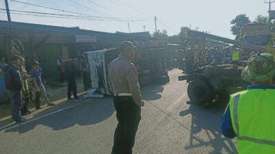Hindari Tabrakan dengan Kendaraan Lain, Truk Box Banting Stir Lalu Terbalik di Tanjungsari Sumedang