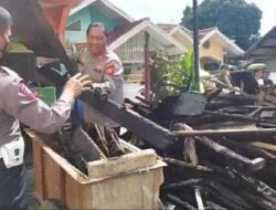 Peduli Korban Kebakaran di Soreang, Polisi Turun Langsung Bersihkan Puing-puing Rumah