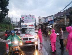 Berkah Ramadan, Polsek Tanjungsari Bagikan Takjil Gratis ke Pengendara Motor