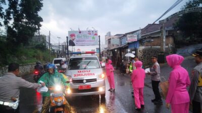Berkah Ramadan, Polsek Tanjungsari Bagikan Takjil Gratis ke Pengendara Motor