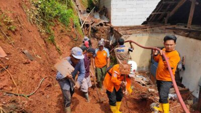 Tebing Setinggi 15 Meter Longsor Timpa Rumah di Sumedang, BPBD Lakukan Assesment