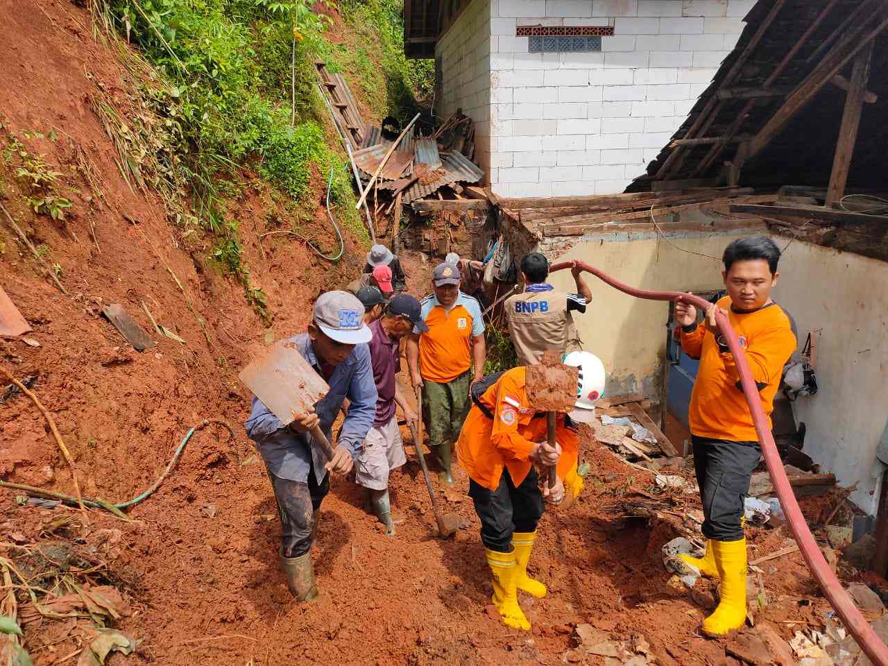 Tebing longsor di Sumedang