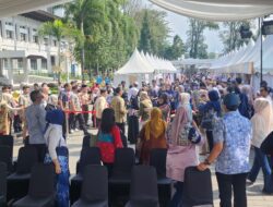 Warga Serbu Bazaar Ramadan bank bjb 1444H di Gedung Sate