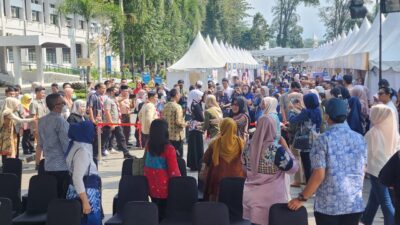 Warga Serbu Bazaar Ramadan bank bjb 1444H di Gedung Sate