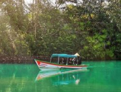 Menikmati Keindahan Danau Biru Tewang Manyangen di Kalimantan Tengah