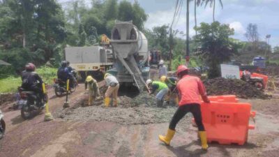 Rusak Berat Akibat Tol Cisumdawu, Jalan Legok Conggeang Sumedang Kini Diperbaiki