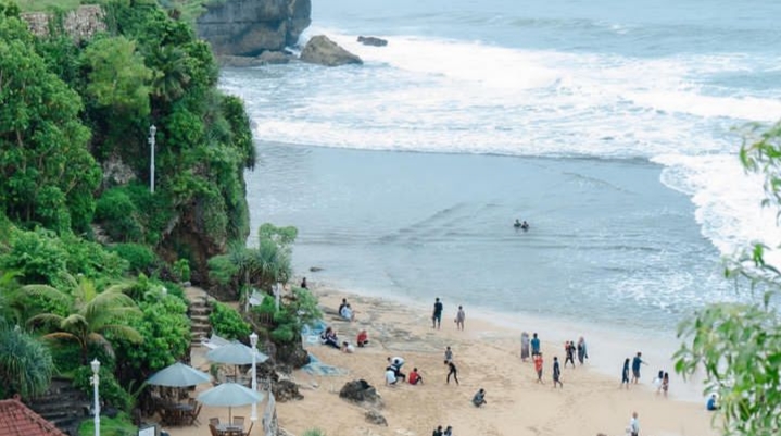 Pantai Batu Nenek Temajuk