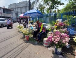 H-1 Lebaran 2023, Pedagang Bunga Hiasi Taman Endog Sumedang