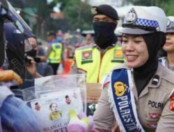 Peringati Hari Kartini 2023, Polwan Polresta Bandung Bagikan Takjil di Jalur Mudik
